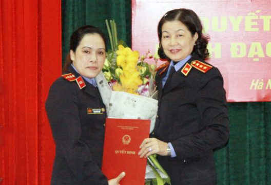 Đồng chí Nguyễn Thị Thủy Khiêm, Phó Viện trưởng VKSNDTC trao quyết định bổ nhiệm và chúc mừng đồng chí Phạm Hải Xuân