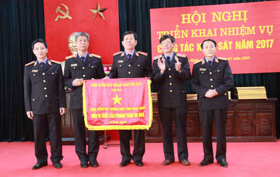 Phó Viện trưởng VKSNDTC Lê Hữu Thể trao Cờ thi đua của ngành KSND cho VKSND tỉnh Nam Định
