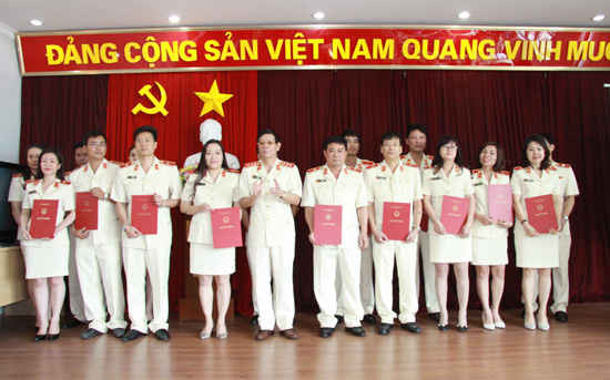Đồng chí Lê Hữu Thể, Phó Viện trưởng VKSNDTC trao quyết định bổ nhiệm cho các KSV cao cấp