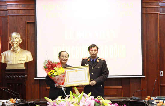 Phó Viện trưởng VKSNDTC Trần Công Phàn trao Huân chương Lao động hạng Ba của Chủ tịch nước cho đồng chí Lại Hợp Việt, nguyên Vụ trưởng Vụ 13