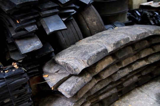 Lốp xe tải chuyên dụng chở than ở Quảng Ninh là nguồn nguyên liệu chính để làm dép. Ảnh: V.H