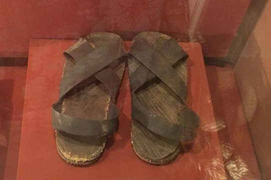 Đôi dép cao su của Bác Hồ được trưng bày tại Bảo tàng Hồ Chí Minh. Ảnh: V.H