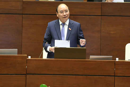 Thủ tướng Nguyễn Xuân Phúc trả lời chất vấn tại Quốc hội. Ảnh: HẢI NGUYỄN