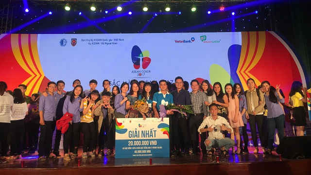Các bạn sinh viên Đại học Kiểm sát Hà Nội giành giải Nhất trong cuộc thi Asean Color 2017