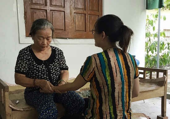 Người nữ thương binh hạng 2/4 năm nào giờ chữa bệnh và làm thơ tặng mình, tặng đời...