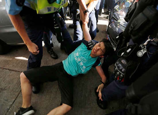 Joshua Wong, thủ lĩnh biểu tình ủng hộ dân chủ, bị bắt khi đang cố tới quảng trường. Ảnh: Reuters Joshua Wong, thủ lĩnh biểu tình ủng hộ dân chủ, bị bắt khi đang cố tới quảng trường. Ảnh: Reuters