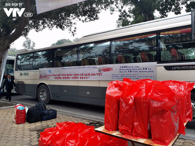 Hà Nội: Gần 1.500 sinh viên được đi xe miễn phí về quê ăn Tết - Ảnh 2.