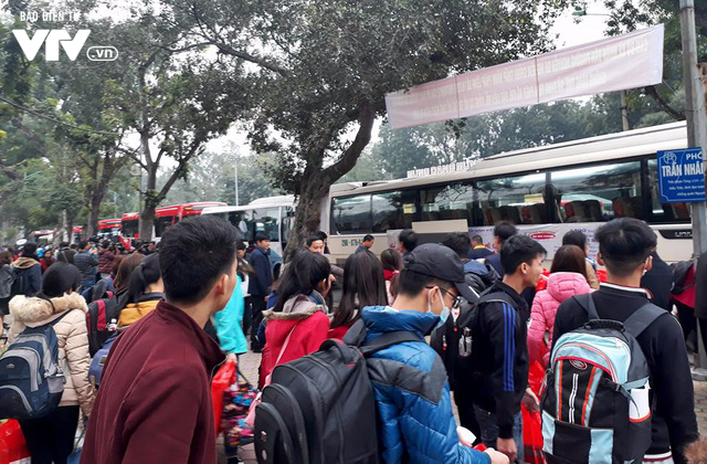 Hà Nội: Gần 1.500 sinh viên được đi xe miễn phí về quê ăn Tết - Ảnh 1.