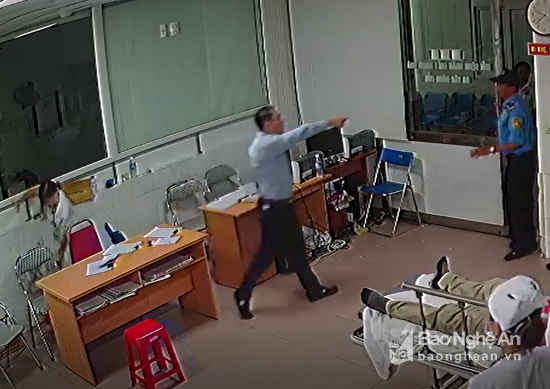 Dọa đánh bảo vệ bệnh viện. Ảnh: Trích xuất camera bệnh viện