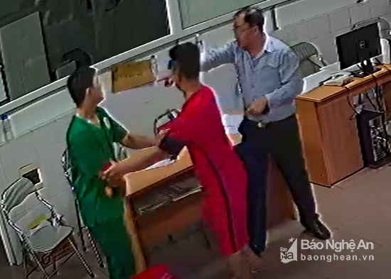 Xô, đánh điều dưỡng ra can ngăn. Ảnh: Trích xuất camera bệnh viện
