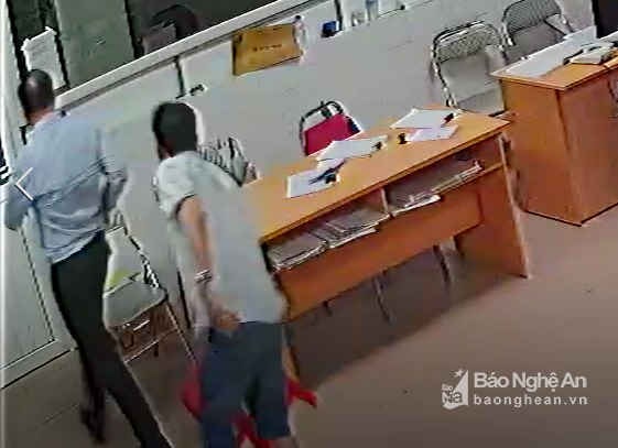 Hung hăng cầm ghế đuổi theo bác sĩ và điều dưỡng. Ảnh: Trích xuất camera bệnh viện