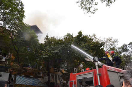 Nóng: Đang cháy lớn nhiều nhà trên phố Phùng Hưng, Hà Nội ảnh 2