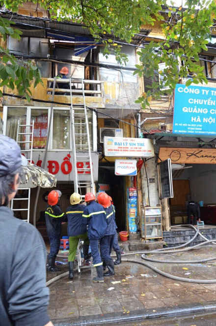 Nóng: Đang cháy lớn nhiều nhà trên phố Phùng Hưng, Hà Nội ảnh 5