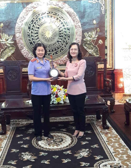 Đồng chí Lê Thị Ái Nam, Phó Bí thư Tỉnh ủy tặng quà lưu niệm Đoàn kiểm tra