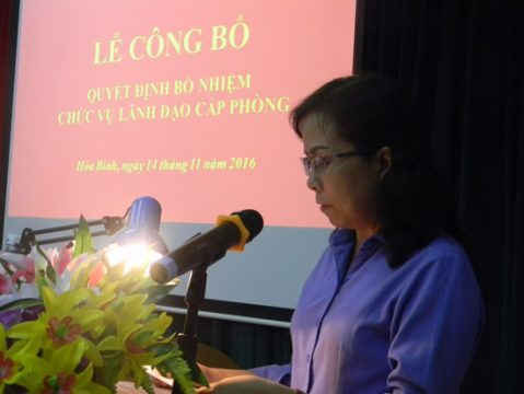 Đồng chí Nguyễn Thị Phượng, Trưởng phòng Tổ chức cán bộ VKSND tỉnh Hòa Bình công bố các Quyết định bổ nhiệm