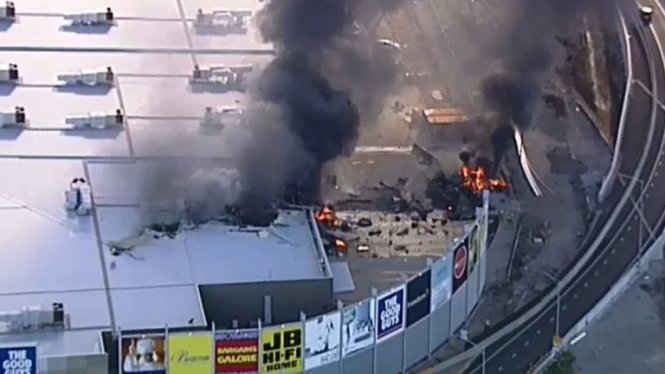 Máy bay rơi trúng trung tâm thương mại ở Melbourne, Úc 