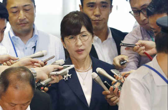 Nữ bộ trưởng quốc phòng Nhật Bản từ chức - Ảnh 1.