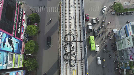 Tại khu vực gần ga Hoàng Cầu (quận Đống Đa), những dây dẫn kỹ thuật chất đống trên mặt đường ray, chờ lắp đặt.