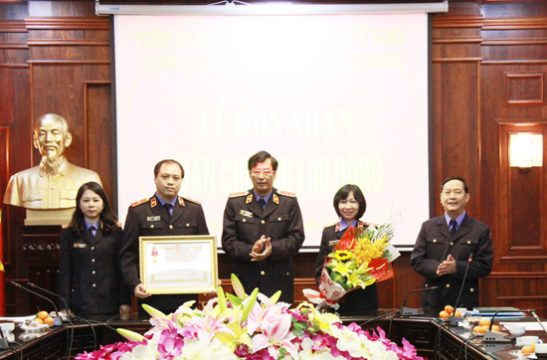 Đồng chí Trần Công Phàn, Phó Viện trưởng VKSNDTC trao Huân chương Lao động hạng Ba của Chủ tịch nước cho tập thể Lãnh đạo Vụ 13