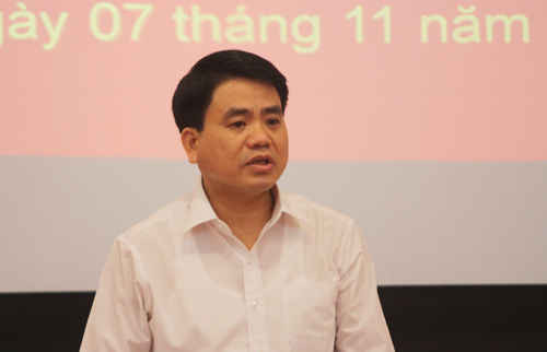 Chủ tịch UBND TP Nguyễn Đức Chung phát biểu tại phiên họp tập thể thành phố chiều 7/11. Ảnh: Võ Hải.