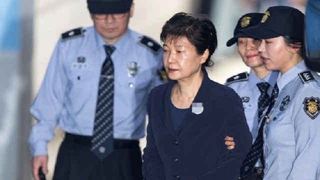 Cựu tổng thống Park Geun-hye bị còng tay xuất hiện trước tòa