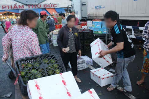 Cam Trung Quốc về chợ đầu mối được một số tiểu thương bóc nhãn để biến thành cam Việt - Ảnh: C.Trung