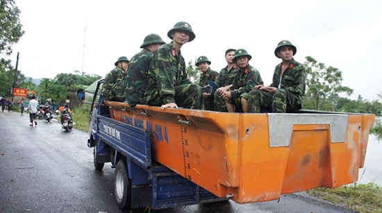Quân khu 4 điều động các chiến sĩ cùng xuồng đến tham gia cứu đê, cứu dân.