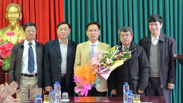 Ông Phan Tiến Diện (cầm hoa) thời điểm nhận chức Phó Giám đốc Sở. Ảnh Báo TNMT.