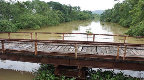 Nước sông Vinh dâng cao làm sạt lở một số điểm đê sông Vinh