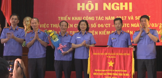 Đồng chí Nguyễn Thị Thủy Khiêm, Phó Viện trưởng VKSNDTC trao Cờ Thi đua của Chính phủ cho đơn vị