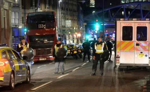 Toàn cảnh tấn công khủng bố bằng xe tải và dao ở Anh