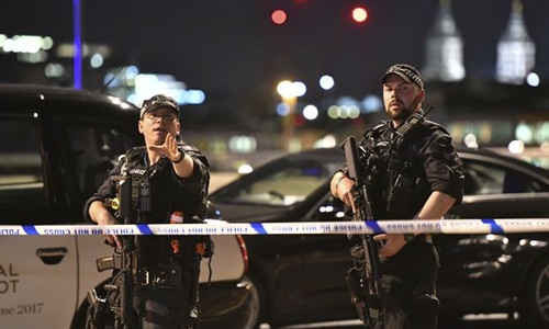 Toàn cảnh tấn công khủng bố bằng xe tải và dao ở Anh
