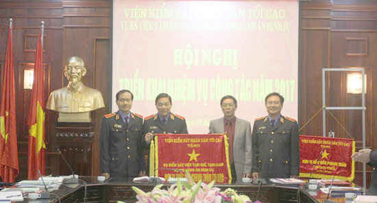 Đồng chí Lê Hữu Thể, Phó Viện trưởng VKSNDTC trao cờ thi đua của Ngành cho đơn vị