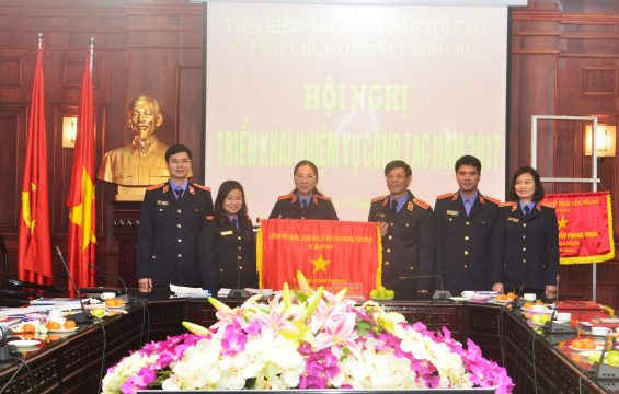 Đồng chí Lê Hữu Thể, Phó Viện trưởng VKSNDTC trao Cờ thi đua của Chính phủ cho tập thể Vụ 14