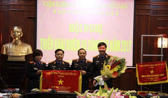 Đồng chí Bùi Mạnh Cường, Phó Viện trưởng FV88 nhà cái World Cup 2026TC trao Cờ thi đua của ngành KSND cho đơn vị