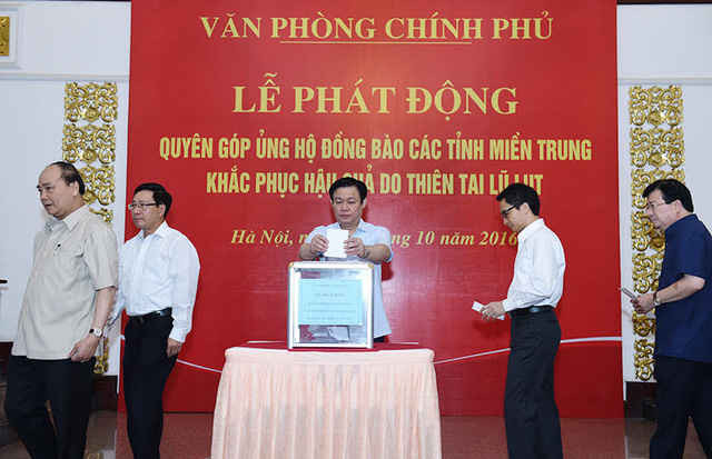 Thủ tướng và các Phó Thủ tướng đóng góp ủng hộ đồng bào miền Trung (ảnh: Hiếu Nguyễn).