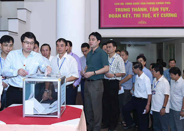 Cán bộ, chuyên viên công tác tại Chính phủ hưởng ứng phát động của Thủ tướng, cùng đóng góp ủng hộ đồng bào miền Trung.