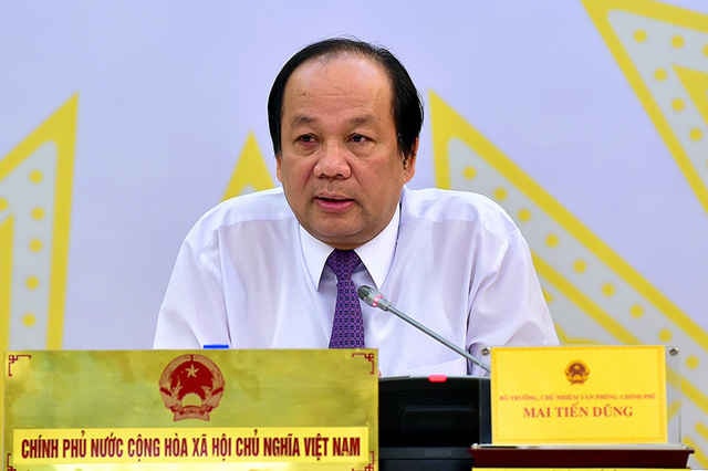  Người phát ngôn Chính phủ trả lời câu hỏi của báo giới tại cuộc họp báo. 