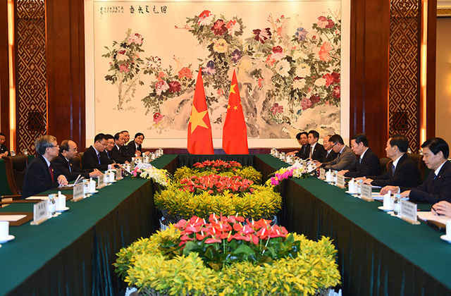 Thủ tướng Nguyễn Xuân Phúc dẫn đầu đoàn đại biểu Việt Nam hội kiến Phó Thủ tướng Trung Quốc Trương Cao Lệ.