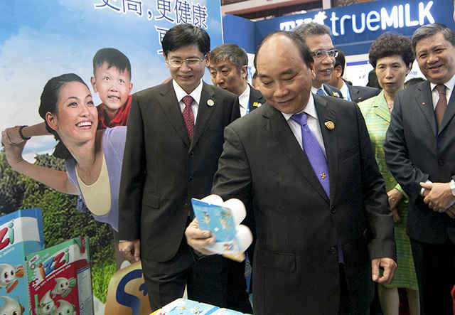 Thủ tướng tham một số gian hàng Việt Nam trưng bày tại Hội chợ ASEAN - Trung Quốc.