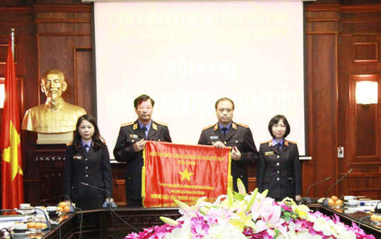 Đồng chí Trần Công Phàn, Phó Viện trưởng VKSNDTC tặng cờ Thi đua của Chính phủ cho đơn vị