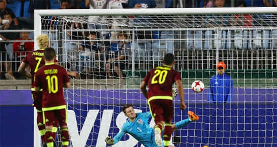 Venezuela suýt nữa có bàn gỡ hòa trên chấm phạt đền. Ảnh: FIFA.