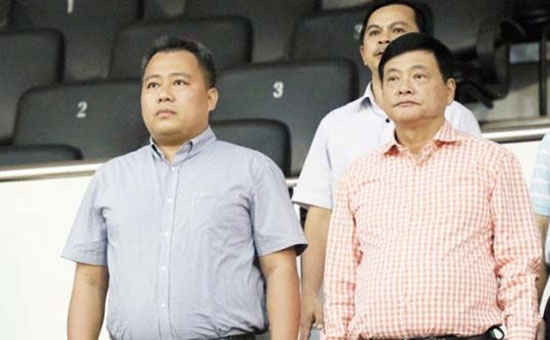 Trưởng BTC V.League Nguyễn Minh Ngọc (trái) nhận sai sót khi để xảy ra nhiều sự cố và xin được từ chức nhưng không được HĐQT thông qua. Ảnh: T.L