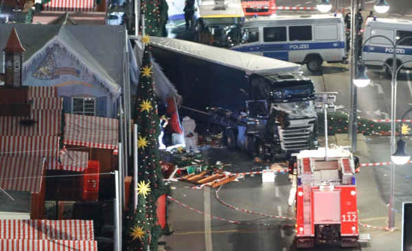 Hiện trường vụ lao xe vào chợ Giáng sinh. Ảnh: Reuters
