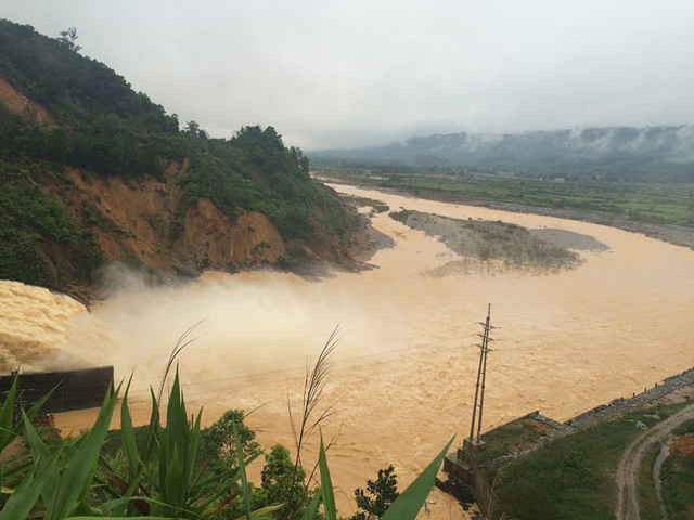  Tại huyện Hương Khê mưa lớn kèm thủy điện Hố Hố không ngừng xả tràn đã khiến toàn huyện bị ngập nặng, nhiều địa phương đã tiệm cận đỉnh lũ lịch sử năm 2010. 