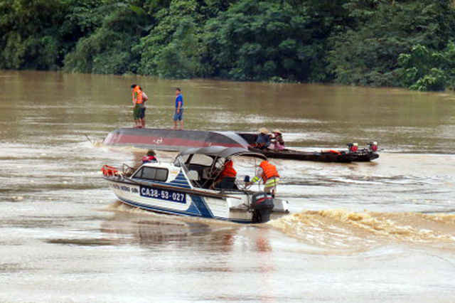 Tại huyện Hương Sơn, mưa lũ cũng đang dâng cao, cuốn trôi nhiều tài sản của nhà nước và nhân dân.