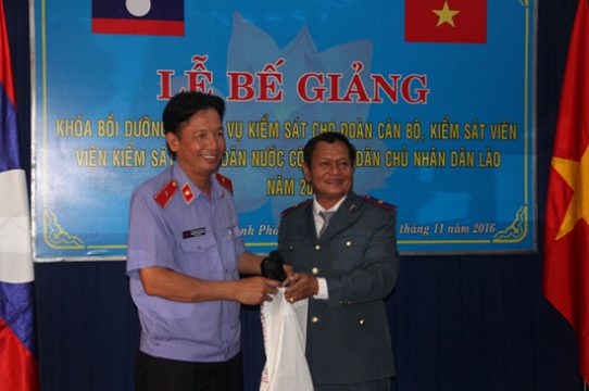 dai-dien-hoc-vien-tang-qua-luu-niem-cho-nha-truong