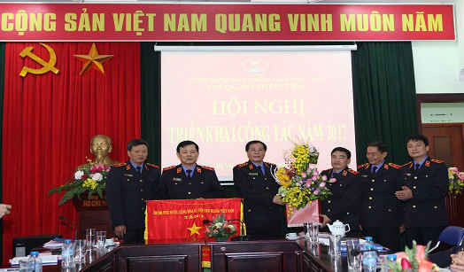 Phó Viện trưởng thường trực VKSNDTC Nguyễn Hải Phong  trao Cờ thi đua của Chính phủ cho Lãnh đạo Cơ quan điều tra VKSNDTC