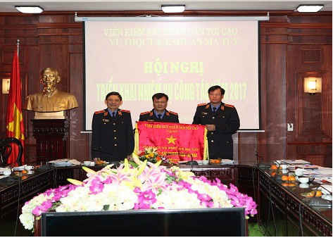Phó Viện trưởng VKSND tối cao Trần Công Phàn trao Cờ thi đua của ngành KSND cho Lãnh đạo Vụ 4.
