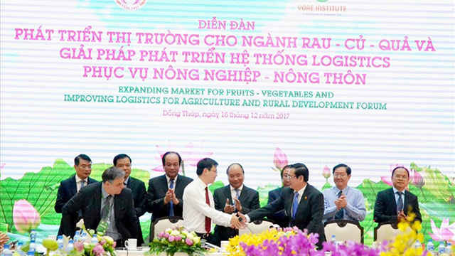 Thủ tướng chứng kiến và chúc mừng các doanh nghiệp đã ký bản ghi nhớ liên kết với tỉnh Đồng Tháp trị giá gần 1 tỷ USD.